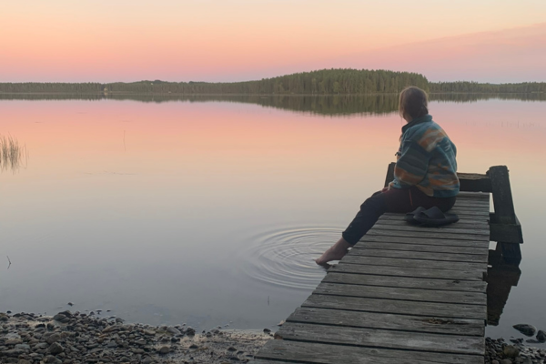 AM zittend bij meer Ollila