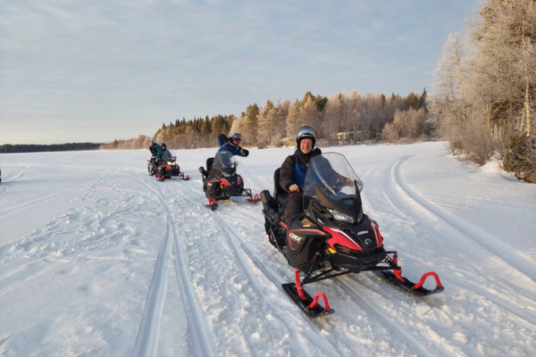 Sneeuwscootertocht over meren 2025